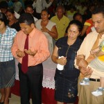 Momento da oração pelos casais da igreja