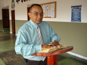 Pastor Roberval de Santana ministrando a Palavra de Deus