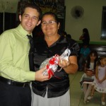 Culto a noite-irmã Ana recebendo lembrança das mãos do Dc. Dirceu