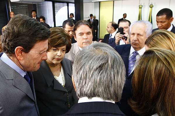 Dilma em oração com Crivella (e) e Estevam e Sonia Hernandes (costas). Foto Dida SampaioAE
