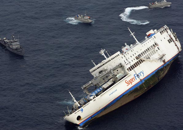 Foto divulgada pela Marinha das Filipinas mostra o navio pouco antes de afundar. (Foto: Reuters)