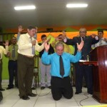 Antonio Rocha recebendo oração momento da consagração (1)