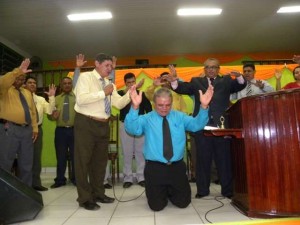 Antonio Rocha recebendo oração momento da consagração (1)