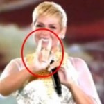Xuxa causa polêmica após fazer sinal de “chifrinhos” durante música sobre Jesus no especial de Natal da Globo. Assista