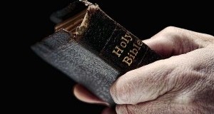 Pastor é encontrado assassinado dentro da igreja de joelhos e com a Bíblia na mão