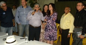 ARAGUATINS: Deputada Dorinha e Vereador Gipão são apresentados em reunião com a comunidade.