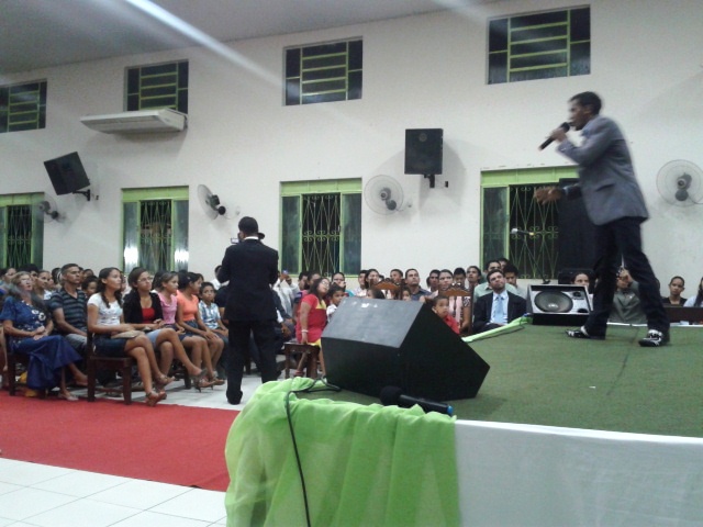 ARAGUATINS: Templo da AD lotou na noite deste sábado durante lançamento do CD do cantor Orlando Lima
