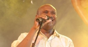 Cantor Lázaro é acusado de agredir fã após show. Veja o vídeo