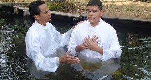ARAGUATINS: AD CIADSETA realiza batismo de novos membros; pastor Valmir Rodrigues foi o celebrante