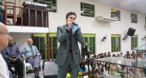 Evangelista Jeovani Santos de Araguaína (TO) entrega a mensagem de Deus no culto de ensino da igreja AD. ASSISTA AO VÍDEO