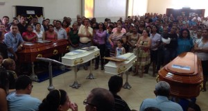 Vídeo; Velório da cantora Kenia Gonçalves reúne centenas de amigos e familiares