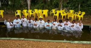 Assembleia de Deus CIADSETA em Araguatins realiza batismo de novos membros. O último do ano. CONFIRA.