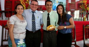 ARAGUATINS: Departamento da Escola Bíblica Dominical homenageia pastor Valmir pela passagem de seu aniversário