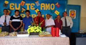 ARAGUATINS: Escola Dominical homenageia aos pais com café da manhã