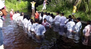 ARAGUATINS: Assembleia de Deus realizou batismo de 24 irmãos na tarde deste sábado (06), na Transaraguaia.